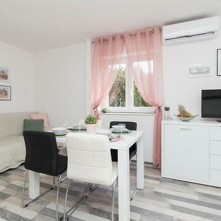 Apartman Roko Petrcane Exteriör bild